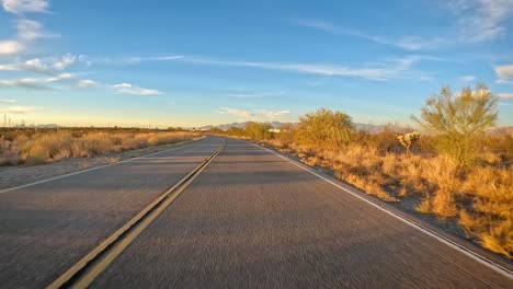 POV-–-Fahren-Auf-Einer-Asphaltstraße-Mit-Etwas-Verkehr-Durch-Die-Sonora-Wüste-In-Arizona