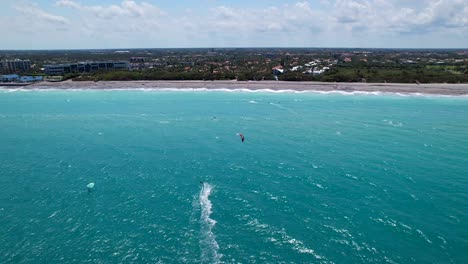 Kitesurfen-Vor-Dem-Strand-Von-West-Palm-Florida,-Verfolgungsjagd-Aus-Der-Luft