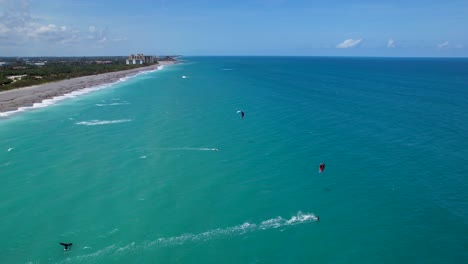 Kitesurfen-Vor-Der-Westpalmenküste-Floridas,-Langsam-Rotierende-Luftaufnahme