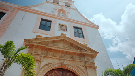 Blick-Auf-Die-Außenfassade-Einer-Alten-Kirche-In-Der-Altstadt-Von-Cartagena-De-Las-Indias-In-Kolumbien