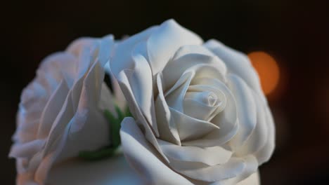 Grandes-Rosas-Blancas-Hechas-De-Fondant-Decorando-La-Parte-Superior-De-Un-Pastel-Para-Una-Celebración-De-Boda