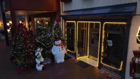 Nahaufnahme-Einer-Schneemanndekoration-Vor-Einem-Weihnachtsgeschäft