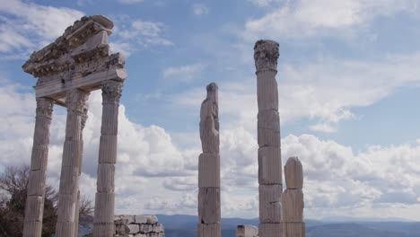 Eine-Reihe-Von-Säulen-Mit-Blick-Auf-Eine-Landschaft-In-Pergamon