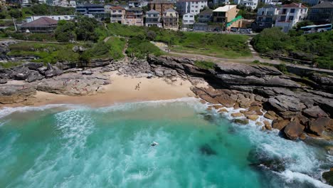 Tamarama-Beach-Mit-Touristen-In-Sydney,-New-South-Wales,-Australien---Luftaufnahme