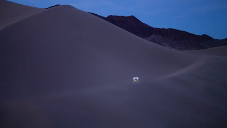 Astronaut-Läuft-über-Sanddünen,-Raumanzug-Mit-Lichtern,-Düsterer-Abend