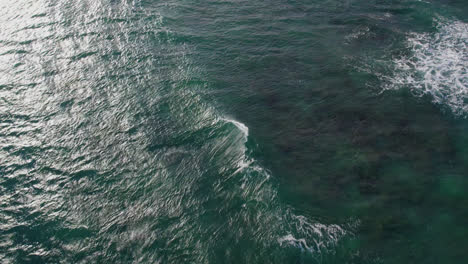 Eine-Drohne-Stürzt-Auf-Das-Kristallklare-Grüne-Wasser-Des-Pazifischen-Ozeans,-Während-Weiße-Wellen-Vor-Der-Küste-Der-Insel-Oahu-Brechen