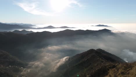 Neblige-Berggipfel,-Die-Bei-Sonnenaufgang-In-Genua,-Ligurien,-über-Den-Wolken-Aufragen
