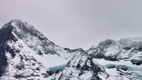 Fernsicht-Auf-Einen-Rettungshubschrauberflug-In-Der-Nähe-Eines-Berges-Mit-Gletscher-In-Der-Schweiz