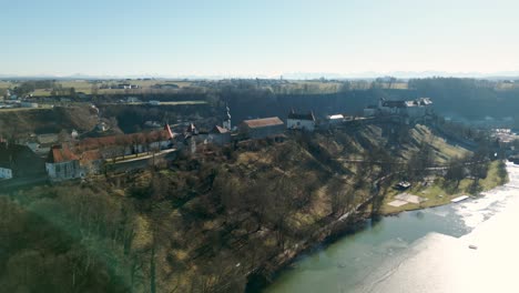 Drohnenvideo-Von-Der-Seite-Des-Schlosses-Burghausen-Im-Winter-Mit-Zugefrorenem-See