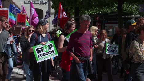 Personas-Con-Carteles-Y-Banderas-Lgbtq-En-Una-Marcha-De-Protesta-Climática-En-Suecia