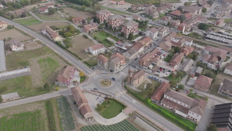 Luftaufnahmen,-Die-Sich-Um-Einen-Kreisverkehr-Außerhalb-Einer-Kleinstadt-In-Norditalien-Drehen