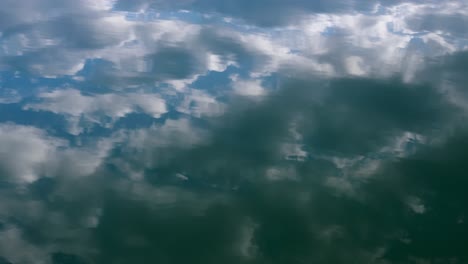 Nubes-Reflejadas-En-El-Agua-Tranquila-Durante-La-Puesta-De-Sol.