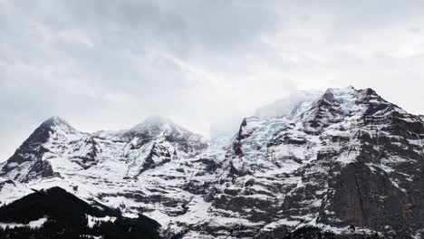 Las-Nubes-Se-Mueven-Sobre-La-Pintoresca-Cordillera-De-Suiza-Con-Nieve-Y-Hielo.