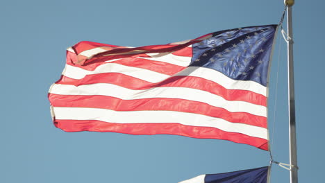 Mittlere-Aufnahme-Der-Amerikanischen-Flagge-Mit-Den-Sternen-Und-Streifen-Der-Vereinigten-Staaten,-Die-Im-Wind-Flattert
