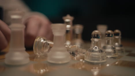Schachspiel:-Der-Spieler-Hat-Die-Partie-Verloren-Und-Seinen-König-Niedergeschlagen