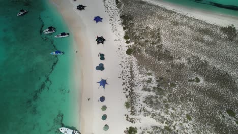 Los-roques-archipelago-with-clear-turquoise-waters,-white-sandy-beach-and-boats,-aerial-view