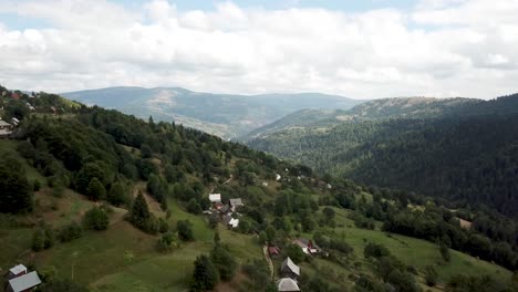 Increíble-Vídeo-Con-Drones-De-Un-Pintoresco-Pueblo-De-Montaña-En-Rumania,-Alba---Matisest