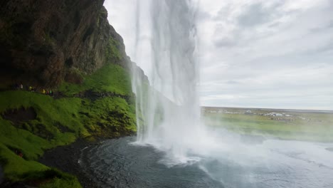 Vista-Desde-Debajo-De-La-Cascada-De-Seljalandsfoss-En-Islandia