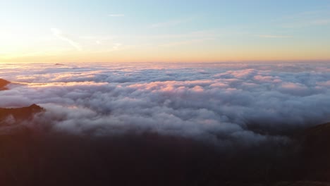 Puesta-De-Sol-Sobre-Nubes-Con-Montañas-En-Génova,-Italia,-Serena-Y-Majestuosa,-Vista-Aérea