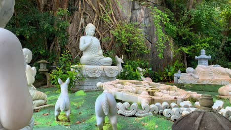 Ruhige-Weiße-Buddha-Statuen-In-Einer-Friedlichen-Zen-Gartenumgebung