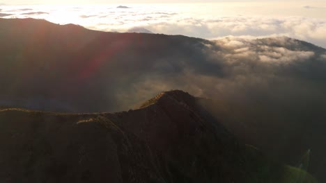 Amanecer-Dorado-Sobre-Los-Picos-Envueltos-En-Nubes-De-Génova,-Liguria