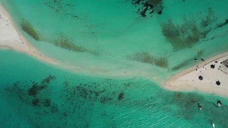 Clear-turquoise-waters-and-sandy-beach-in-los-roques,-venezuela-with-boats-and-visitors,-aerial-view