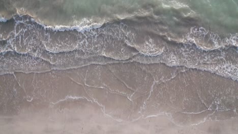 Drone-view-of-the-waves-at-Ipioca-beach,-Alagoas,-Brazil