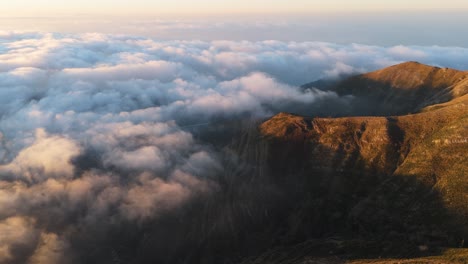 Majestätische-Luftaufnahme-Der-Wolken-über-Den-Bergen-Bei-Sonnenaufgang-In-Genua,-Ligurien