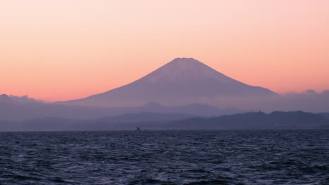 Wunderschöne-Meereslandschaft-Mit-Dem-Fujisan-Bei-Sonnenuntergang
