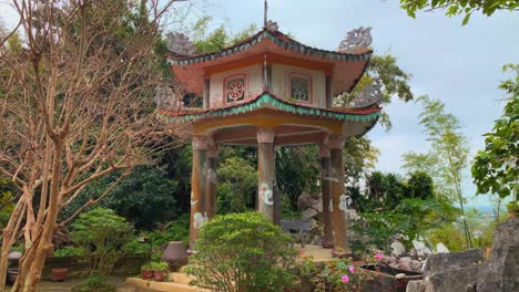 Pagoda-Colorida-En-Un-Exuberante-Jardín-Con-Flores-Y-árboles-En-Flor