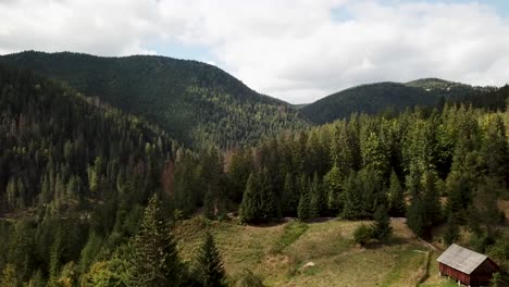 Atemberaubende-Landschaft-Der-Rumänischen-Bergdörfer-In-Matisesti-Alba,-Rumänien