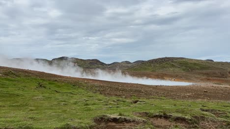 Dampf-Steigt-Aus-Engjahver-Auf,-Vom-Boden-Aus-Gesehen-Auf-Der-Halbinsel-Reykjanes-In-Island