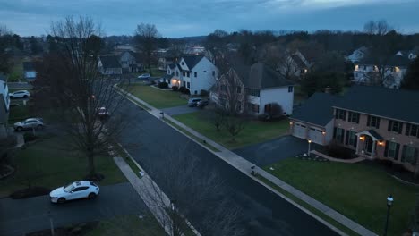 Orbit-Aufnahme,-Die-Amerikanische-Wohnhäuser-Mit-Parkenden-Autos-An-Der-Einfahrt-Zeigt