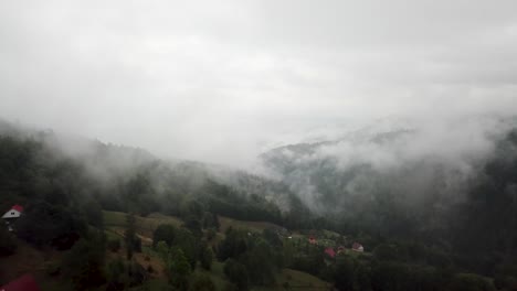 Drone-Volando-Sobre-Un-Impresionante-Pueblo-En-Las-Montañas-De-Los-Cárpatos-En-Rumania