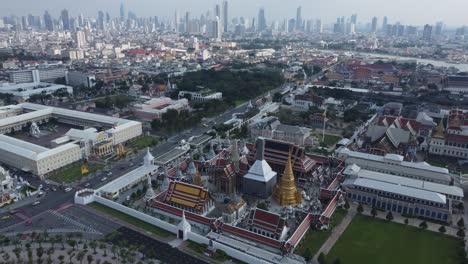 Die-Beiden-Verschiedenen-Standorte-Von-Bangkok,-Vorne-Die-Traditionellen-Tempel-Des-Großen-Palastes-Und-Im-Hintergrund-Die-Modernen-Wolkenkratzer