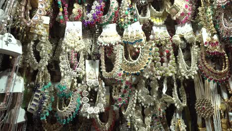 Selling-jwellery-ornaments-in-the-open-market