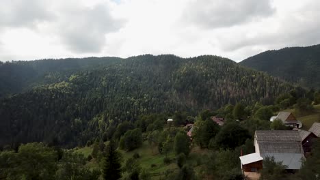 Atemberaubende-Drohnenaufnahme-Des-Rumänischen-Wilden-Berges-Und-Des-Wunderschönen-Dorfes