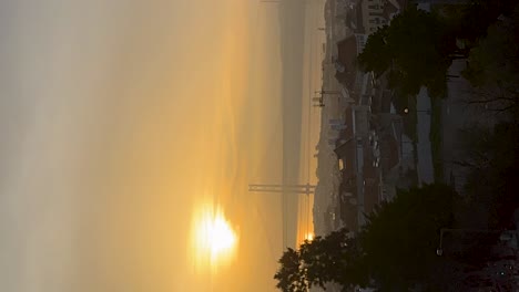 Luftaufnahme-über-Den-Tejo,-Die-Brücke-Vom-25.-April-Und-Den-Goldenen-Sonnenuntergang-In-Lissabon,-Portugal