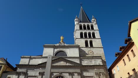 Die-Fassade-Der-Kirche-Notre-Dame-de-Liesse-In-Annecy-Ist-Ein-Schönes-Beispiel-Sardischer-Neoklassizistischer-Architektur,-Die-Zwischen-1830-Und-1850-Auf-Dem-Gelände-Des-Savoyen-Entstand