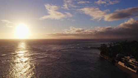 Langsam-Aufsteigende-Aufnahme-Der-Strahlend-Weißen-Sonne,-Die-über-Dem-Pazifischen-Ozean-Untergeht,-Mit-Himmlischen-Weißen-Wolken-Vor-Dem-Blauen-Himmel-In-Der-Nähe-Von-Honolulu,-Hawaii,-Oahu