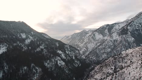 American-Fork-Canyon-Mit-Schnee-Während-Des-Wintersonnenuntergangs,-Luftaufnahme-Mit-Kopierraum