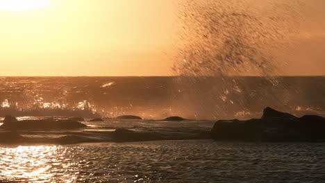 Zeitlupe-Der-Wellen,-Die-Bei-Sonnenuntergang-An-Der-Küste-Krachen