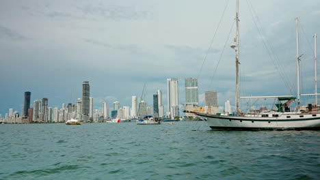 Amplia-Vista-De-Los-Nuevos-Rascacielos-De-La-Ciudad-De-Cartagena-Desde-Una-Perspectiva-De-Barco-A-Toda-Velocidad.