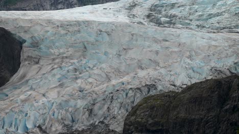 Closeup-of-the-Mendenhall-Glacier-in-the-summertime