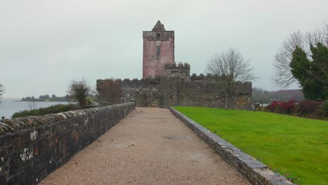 Doe-Castle-Vor-Bewölktem-Himmel-In-Creeslough,-County-Donegal,-Irland---Schwenkaufnahme