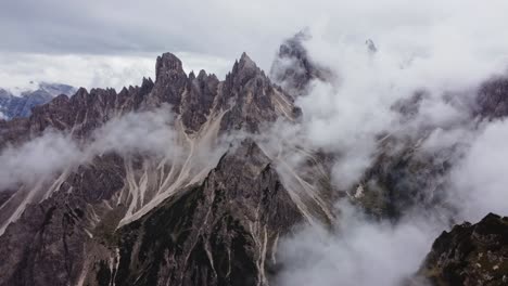 Forward-drone-shot-of-to-Cadini-di-Misurina-the-secret-vista-in-Dolomites,-Italy-on-cloudy-day
