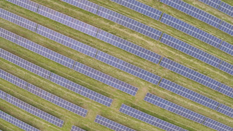 Aufwärtsspirale-Antenne-Einer-Solarpanel-Farm