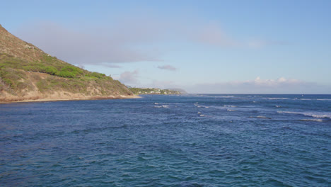 Drohnenaufnahmen-Aus-Der-Perspektive-Des-Ozeans-Der-Wellen,-Die-An-Einem-Sonnigen-Tag-Auf-Den-Hawaii-Inseln-Oahu-Auf-Die-Sandstrände-Rollen