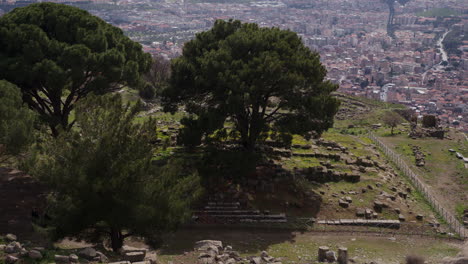 Looking-down-at-the-ruins-of-The-Temple-of-Zeus-in-Pergamum