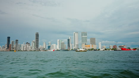 Weitblick-Auf-Cartagenas-Neue-Wolkenkratzer-Aus-Der-Perspektive-Eines-Schnellboots